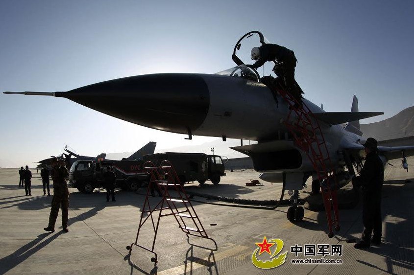 歼-10战斗机机翼折叠方法深度解析,歼-10战斗机机翼折叠技术深度解析