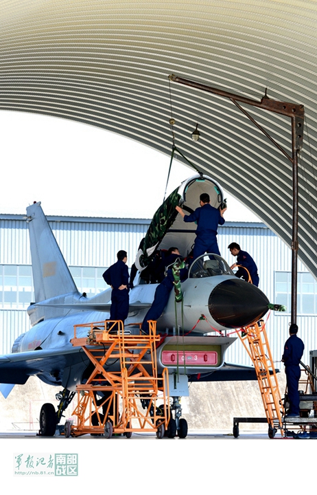 歼-10战斗机机翼折叠方法深度解析,歼-10战斗机机翼折叠技术深度解析