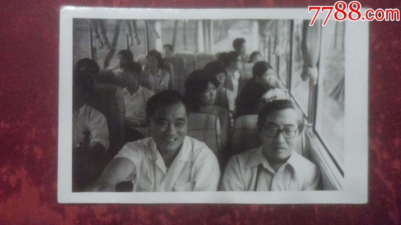 第一批台湾返大陆探亲，跨越海峡的深情之旅，跨越海峡的深情之旅，首批台湾同胞返大陆探亲记事