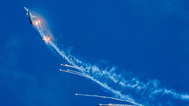 歼-16战机甩出尾流,揭示空中力量的独特魅力与卓越性能,歼-16战机尾流炫技,空中力量的独特魅力与卓越性能展示