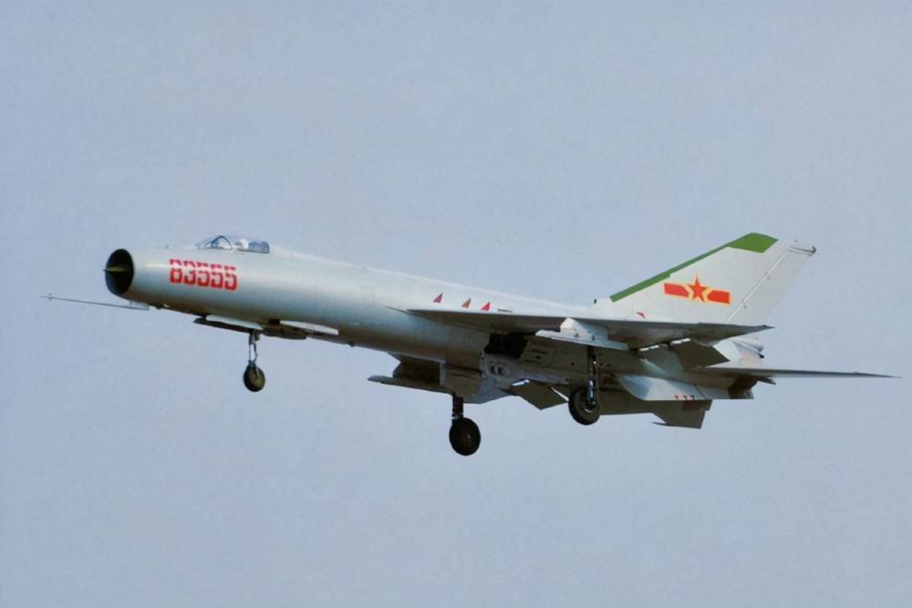 歼八战斗机的优势,技术性能与作战能力的体现,歼八战斗机的优势及技术性能与作战能力的展现