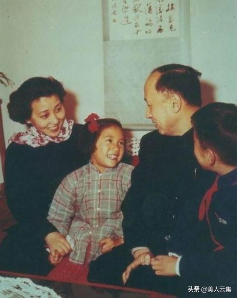 蒋英与李双江的关系探究,蒋英与李双江关系深度探究