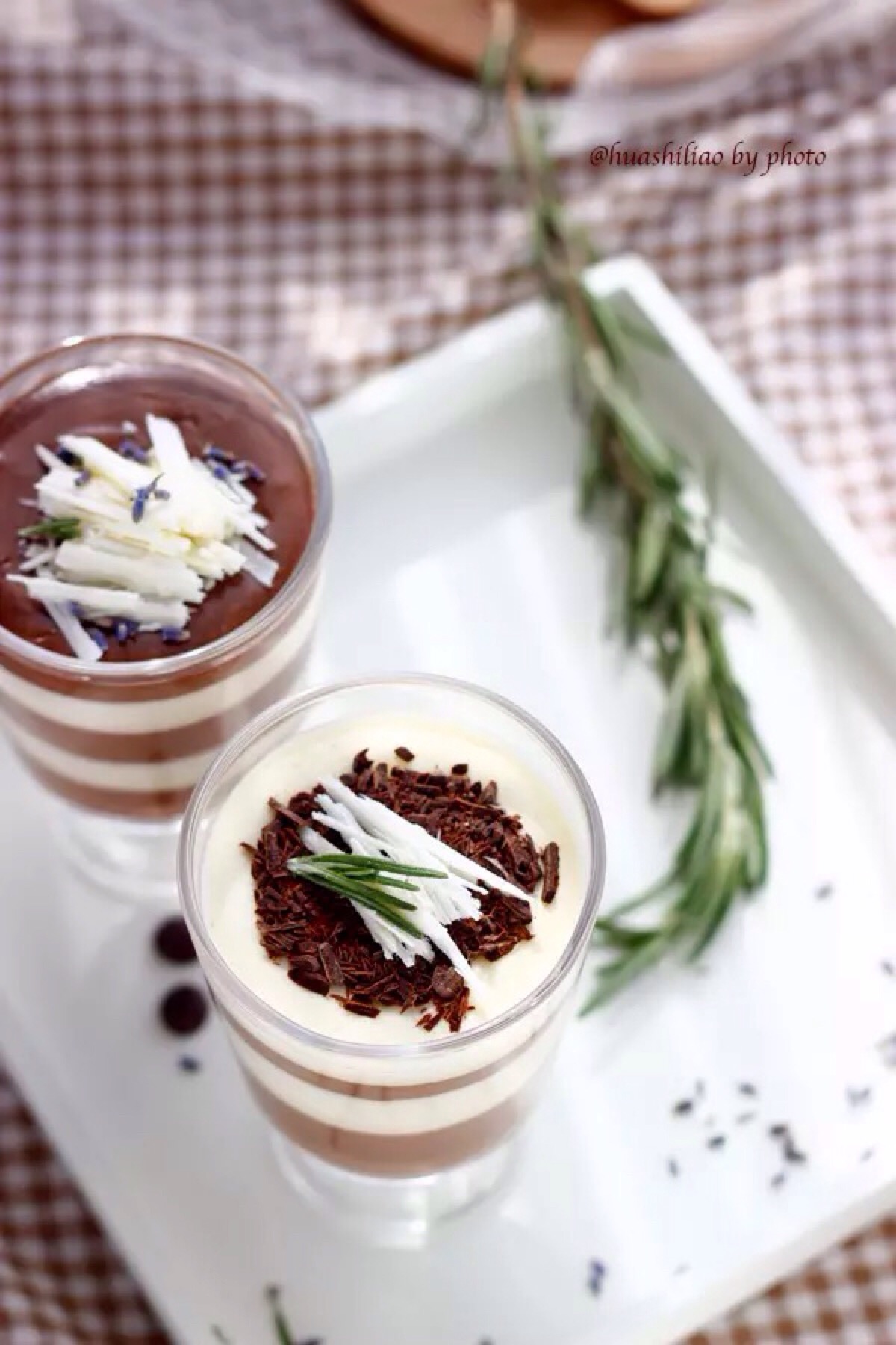 用巧克力和牛奶制作的简易甜品，美味与健康并重的美味佳肴，巧克力牛奶简易甜品，美味与健康并重的美味佳肴